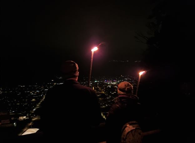 Picknick-Abendwanderung mit Blick auf die Alpenstadt Bludenz