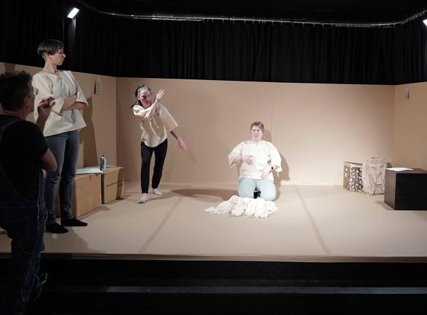 Theaterstück: 'Loch im Bauch' von Gundula von Trebitsch